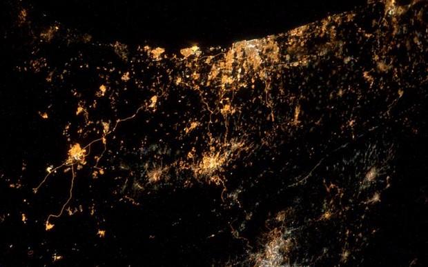 宇航员拍下巴以冲突“太空照” 炮火连天照亮黑夜