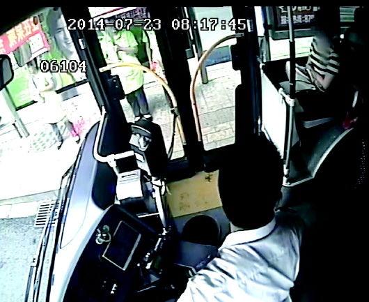 ��Ƶ����ʾ��23��8��࣬��������������Ů�˿͸������ø�����