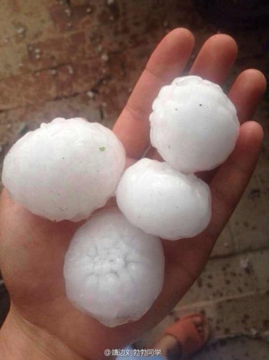 鸡蛋般大冰雹突袭靖边县城 网友将冰雹做成一道菜