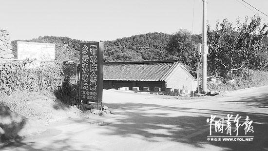 北京市密云县穆家峪镇黑卧村密云水库一级保护区内,农家乐林立。看水库全景,成为农家乐吸引游客的一大噱头。实习生陈骁摄