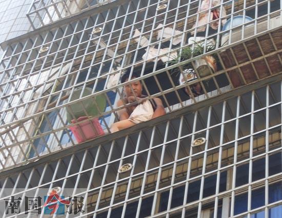 女孩被卡防盗网欲坠下 男子破门而入将其抱住(图)