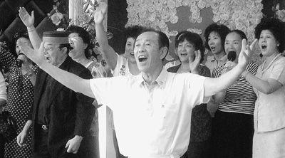 李安格(前)在印尼和金色时光合唱团一起演出。 资料图片