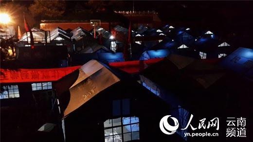 鲁甸地震灾区恢复供电后,灯火通明的灾民安置点。摄影:罗哲