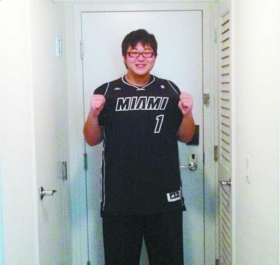 如今,罗京的儿子罗疏桐已经20岁了,高中毕业后到美国留学,长得高高