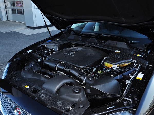 捷豹 xjl 2.0t 发动机主体特写