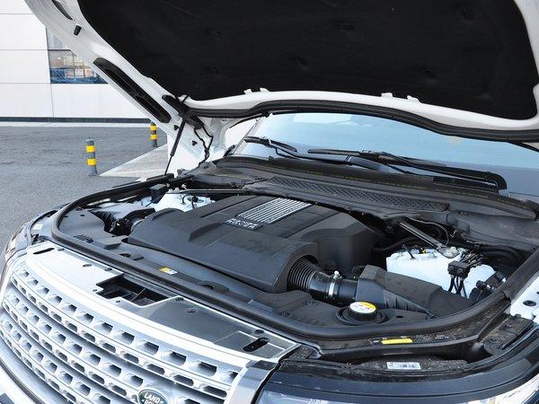 路虎 3.0 V6 发动机主体特写