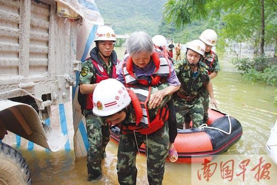 都安一村庄遭暴雨成孤岛 洪水淹没三层楼房(组图)