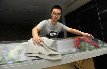 17岁男孩为挣学费到冰棺厂打工 被成排棺材吓到