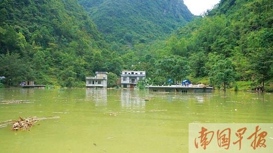 都安一村庄遭暴雨成孤岛 洪水淹没三层楼房(组图)