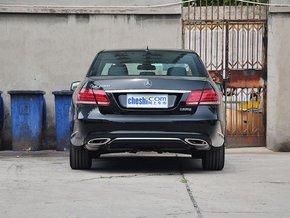 北京奔驰 E200L 车辆正后方尾部视角