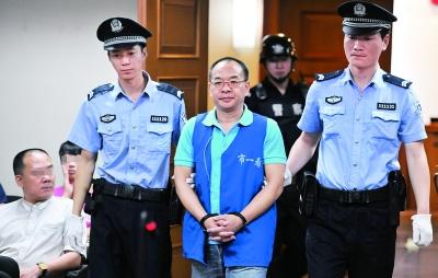 诈骗2000名学生近1200余万元办理网上可查询的毕业证书,在事情败露后