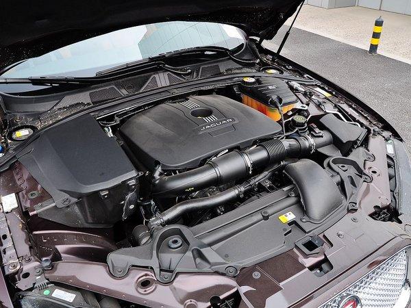 捷豹 XF 2.0T 发动机主体特写