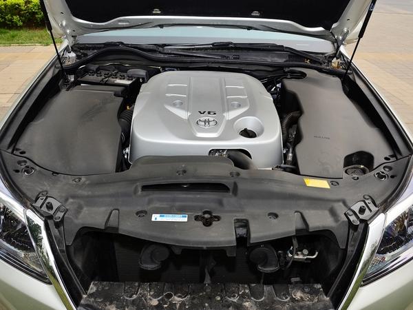 一汽丰田 2.5L 自动 发动机局部特写