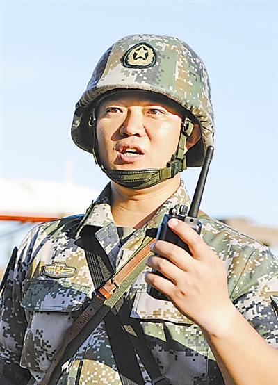 李长勇正在指挥训练 舒 威摄东海之滨,战鹰列阵.