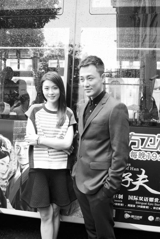 林峯第一次看到那么多人向我下跪时吓得腿软了