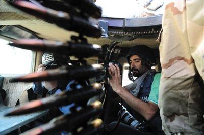 16日,载着媒体记者的伊拉克库尔德武装军车正在巡逻。目前西方正全力援助库尔德武装。