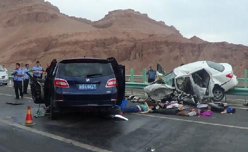 新疆一轿车高速公路逆行发生车祸致5人死亡图