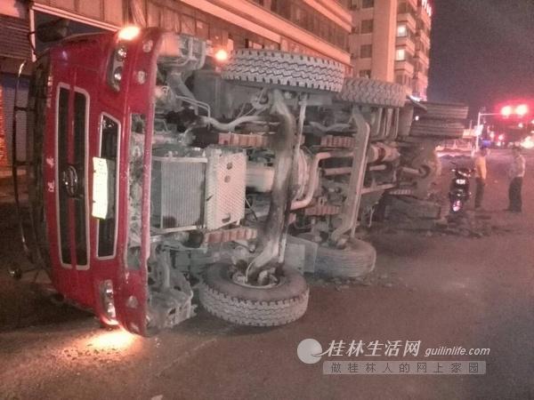 大货车将路面轧出一个大坑 右后轮被陷发生侧翻