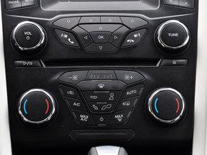 长安福特 1.5T AT 中控台下方特写