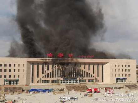 新疆哈密在建火车站突发火灾 起火原因不明(组图)