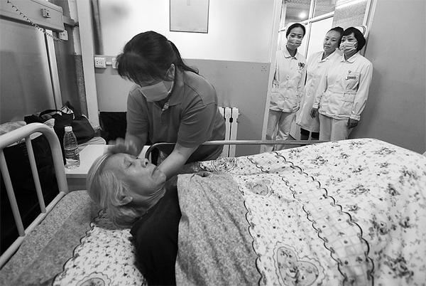老太睡公厕被送往救助机构 女儿仍不愿将其接走