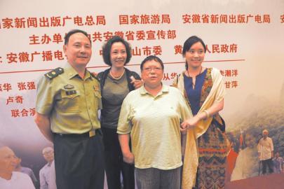 邓小平的女儿邓林和卢奇合影"全家福".