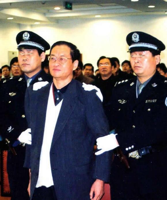 安徽省原省副省长王怀忠2004年2月12日,安徽省原副省长王怀忠在济南被
