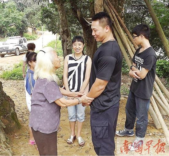 钦州一村庄3个孩子失去双亲 好心民警成“爸妈”