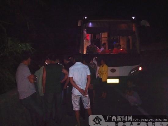 超员客车深夜遇警车撇下56名乘客 俩司机弃车逃跑