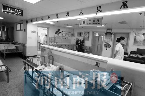 郑州环卫工脑出血医院垫钱救治 单位不管女儿失联