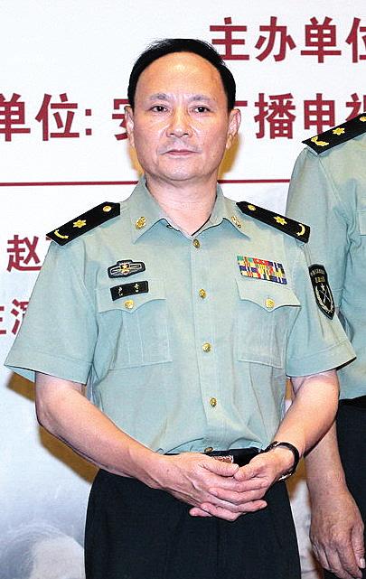 卢奇首次饰75岁高龄的邓小平神似是最高标准图