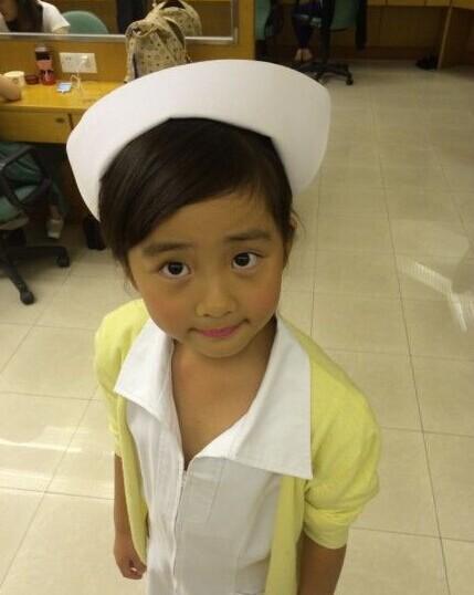 黄磊女儿穿"护士装" 睁大眼睛抿嘴卖萌(图)