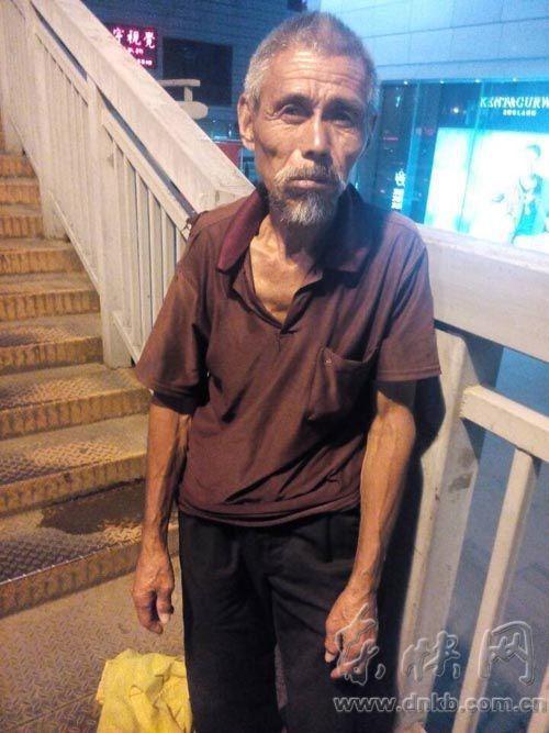 乞讨老人被打后又重新开始“工作”