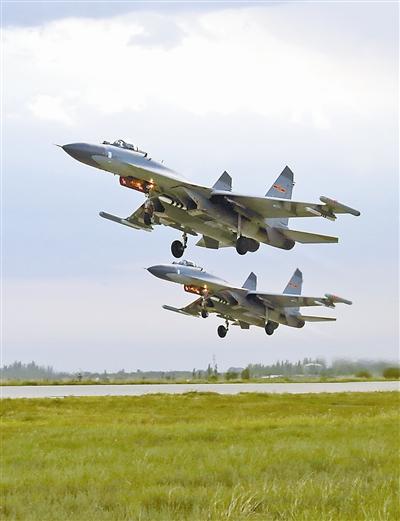 兰空某师歼11编队开展昼夜间实战化训练图