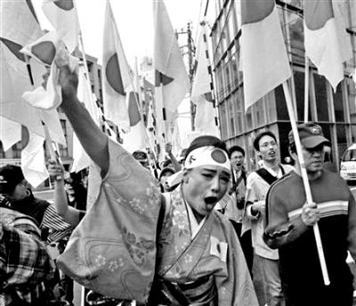 日本媒体近日曝光了首相安倍晋三提拔的两名日本议员与日本新纳粹团体