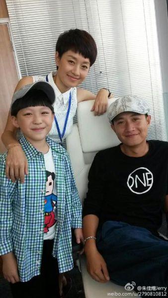 文章马伊琍与小演员合影三人亲如一家组图