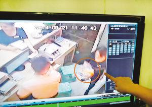 11ʱ48��43�룬�곤��Ůʿ�߽������ң��������������ֽ�Ĵ���ʰ���ó�����