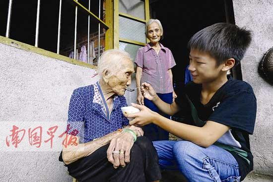 母亲神志不清父亲年逾七旬 男孩从7岁起照顾奶奶