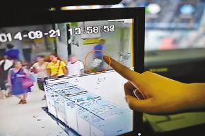 13ʱ58��58�룬����๤������Ͱ�ڣ����С���ӵ����������ߵ�һ¥¥�ݼ䡣