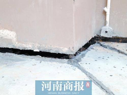 郑州一经适房小区多栋楼现地面沉降 楼体“悬空”