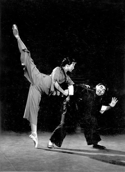 ▼冯英饰演的吴琼花.吴清华与老四搏斗,吴清华由薛菁华饰演.