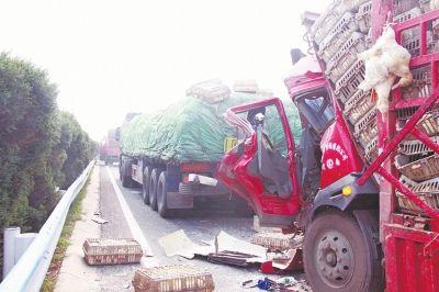 事故现场货车车头被撞变形