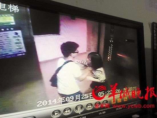 物管提供监控,称倩倩与男友发生打闹,并撞击了安全门
