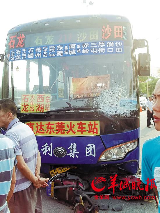 ����һ��ŮʽĦ�г��������ڷ�ײ����