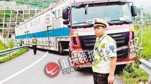 35米长拖挂车卡在匝道上