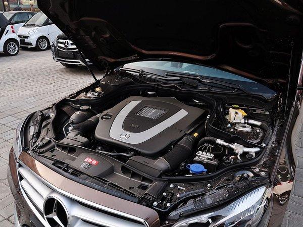 北京奔驰 改款e300l 3.0l 自动 发动机主体特写