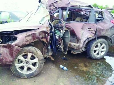 越野车突然失控冲上公交站台司机被困驾驶室死亡