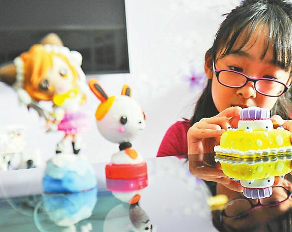 济南10岁女孩在家写书引争议 劝女退学猛妈回应质疑