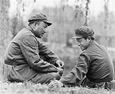 解放军政治工作珍贵影像毛主席举枪瞄准组图