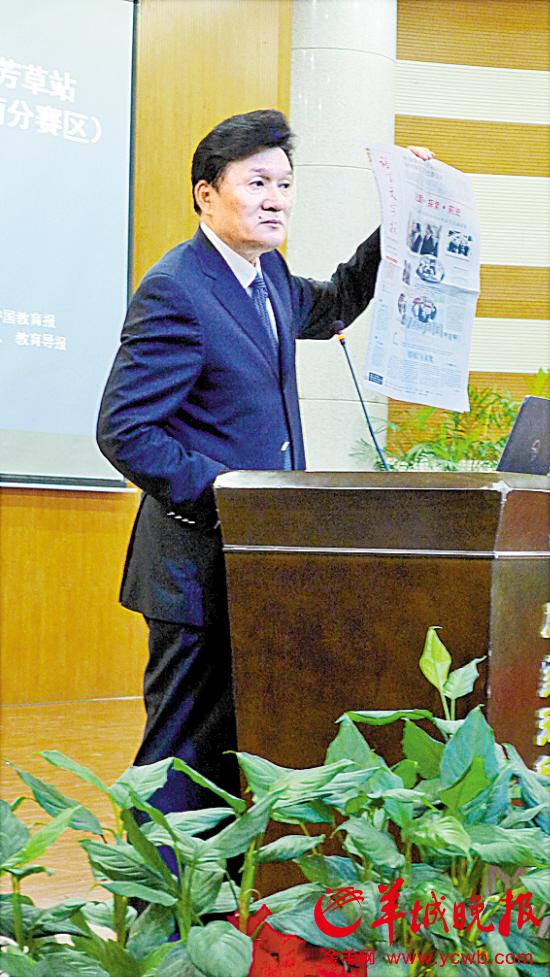 王旭明在“真语文”活动现场推广“真语文”